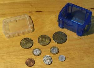 lot 327 image: Mix lot of coins with a small tote