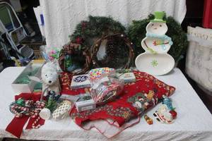 lot 338 image: Mix lot of Christmas items