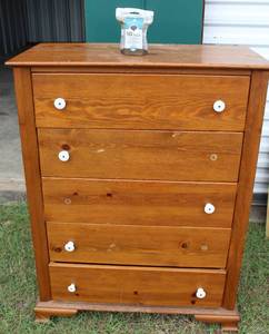 lot 400 image: five drawer dresser and a pack of replacement knobs