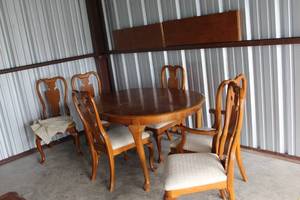 lot 401 image: dining room table with 2 Leafs and 6 chairs one needs to be fixed