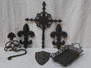 lot 375 image: Metal wall art and tray like cross and Cast Iron Prancing Lion Plaque,and much more