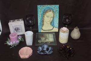 lot 416 image: Mixed Lot things like Decorative leaf shaped trays and shell and candle pictures and much more see pictures