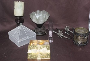 lot 437 image: Small lamp and a mix of decor see pictures