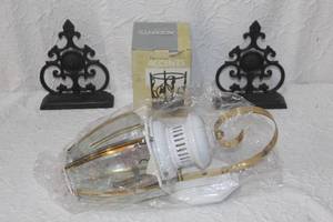 lot 452 image: Out side light and some home decor see pictures