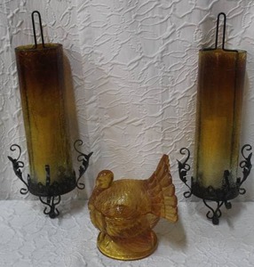 lot 478 image: Amber glass turkey hens in a nest and to hanging candle holders with crackled glass