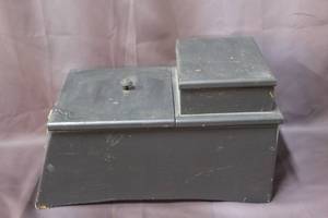 lot 483 image: Vintage shoe shiner box