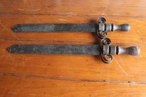 lot 513 image: Two decorative knives