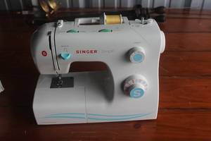 lot 515 image: Singer sewing machine 50 T8E99670 model dont have the foot pedal with it