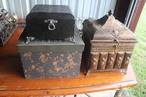 lot 521 image: Vintage storage boxes