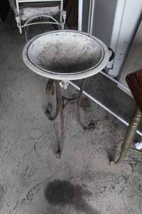 lot 522 image: Bird bath with metal base the bird bath does have a crack in it could be used as a planter