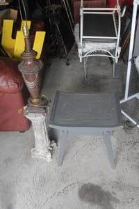 lot 506 image: Small gray and pedestal and lamp