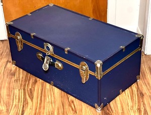 lot 8 image: Vintage Seward Blue Steamer Trunk