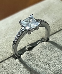 lot 9 image: .925 Sterling Silver 4-Paw Set Princess Ring