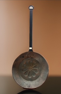 lot 38 image: Vintage-CopperWrought IronHanging Fireplace Pan25x10