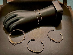 lot 48 image: 5 Piece Set of Exquisite Temperament Knotted Discs Creative Opening Adjustable Cuff Bracelets