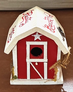lot 79 image: Vintage One of a Kind Rusty Star BBQ Bird House