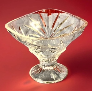 lot 135 image: Beautiful Royal Crystal Rock Footed Bowl with Fan Decoration from Italy