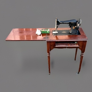 lot 141 image: AntiqueVintage Singer Sewing Machine
