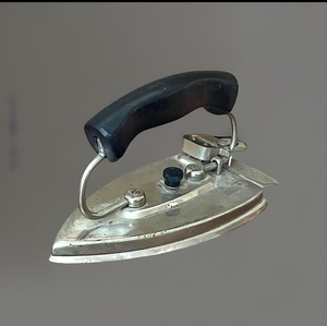 lot 145 image: Vintage Durabilt Fully Automatic Folding Travel Iron