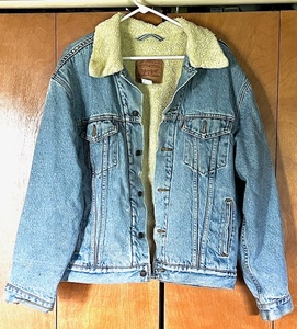 lot 152 image: Vintage Levis RELAXED TRUCKER Fleece Lined Denim Jacket&nbsp