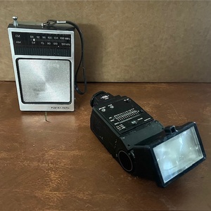 lot 154 image: Vintage Radio Shack REALISTIC Hand Held Portable AM-FM Radio &amp Sunpak Auto Zoom 344 D Thyristor Flash with NikonPentax Dedicated Shoe