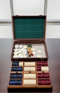 lot 160 image: Vintage 1950s Gambling Wager Chip Set WCarrying Case