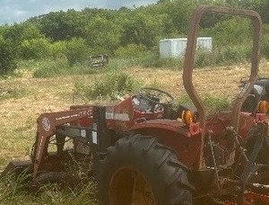 lot 7 image: Massey Ferguson tractor 1035 with bucket has flats