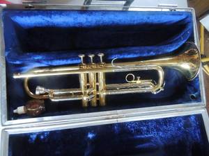 lot 418 image: R Medalist trumpet with mouth piece hard case Vincent back corp b5