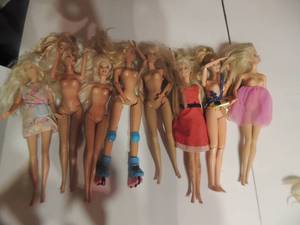 lot 431 image: Barbies - qty 8