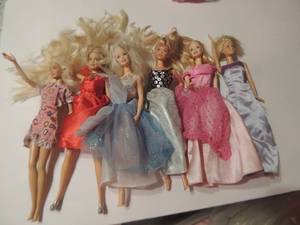 lot 432 image: Barbies - qty 6 all with outfits