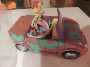 lot 434 image: Polly pocket with jeep