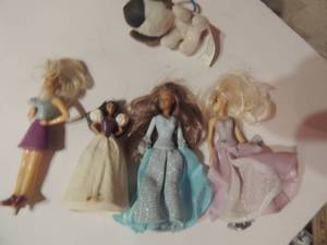 lot 444 image: McDonald toys - Barbie, dog