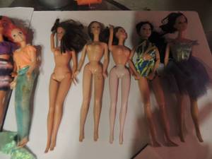 lot 454 image: Barbies qty 7