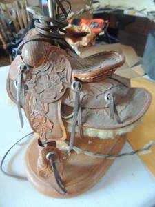 lot 489 image: Western saddle lamp needs new shade