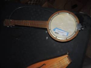 lot 825 image: Banjolele