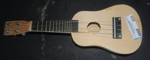 lot 829 image: Ukulele- kids 18