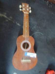 lot 830 image: Ukulele Kona hand crafted- model kuk260- 21