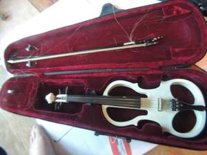 lot 850 image: Violin- Cecile 44 electric white- bow in hard case