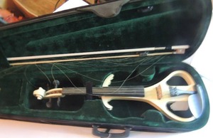 lot 874 image: violin - electric violin white with white bow  back pack case