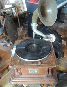 lot 467 image: RCA PHONOGRAPH   his mothers voice no crank