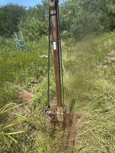 lot 1546 image: hand crank lift 4 ft.