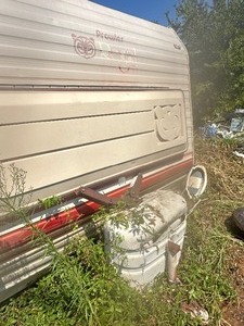 lot 1554 image: travel trailer prowler regal 26ft needs updating