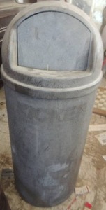 lot 1423 image: trash can