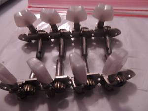 lot 1509 image: Mandolin tuning pegs