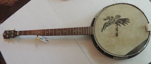 lot 1540 image: Harmony banjo 5 string ( needs strings) eagle on head & resonator
