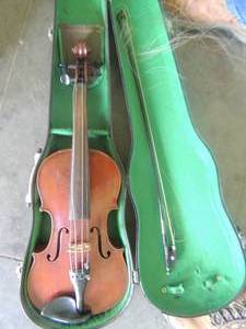 lot 8 image: Violin 44 intes Stradivarius repro w bow in case