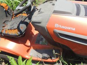 lot 28 image: Husqvarna Riding Mower 22hp