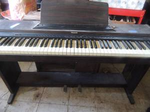 lot 908 image: Suzuki digital piano hp-80