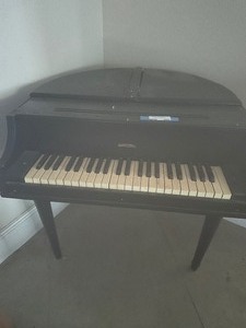 lot 637 image: BELTON SALESMAN SAMPLE GRAND PIANO
