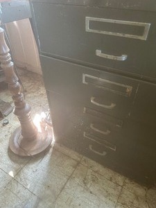 lot 1399 image: metal cabinet - 4 drawers 42 h x 30 w x 20 d with contents